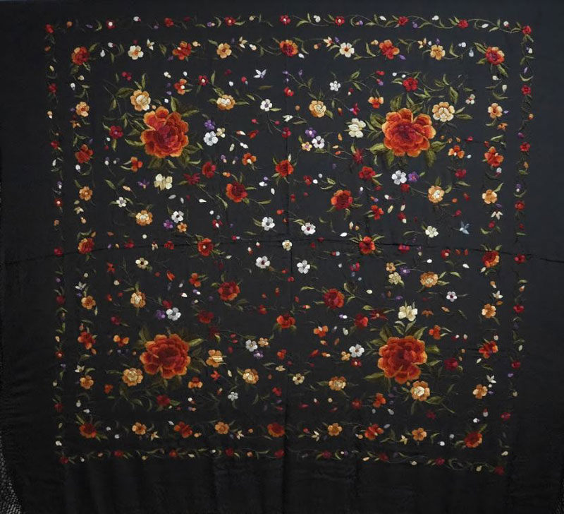 Handmade Manila Embroidered Shawl. Natural Silk. Ref.1011196NGCO